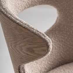 Silla de comedor de tejido de poliéster y madera de fresno en beige, 55 x 58 x 76 cm | Trebas