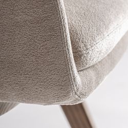 Silla de comedor de tejido de poliéster y madera de fresno en beige, 59 x 61 x 79 cm | Lupín