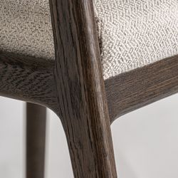 Silla de comedor de tejido de poliéster y madera de fresno en marrón, 56 x 58 x 75 cm | Jerzen
