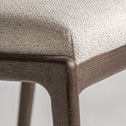 Silla de comedor de tejido de poliéster y madera de fresno en marrón, 56 x 58 x 75 cm | Jerzen