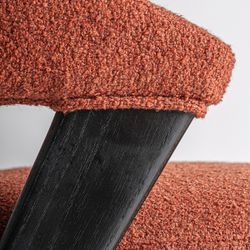 Silla de comedor de tejido de poliéster y madera de roble en terracota, 57 x 60 x 80 cm | Veney