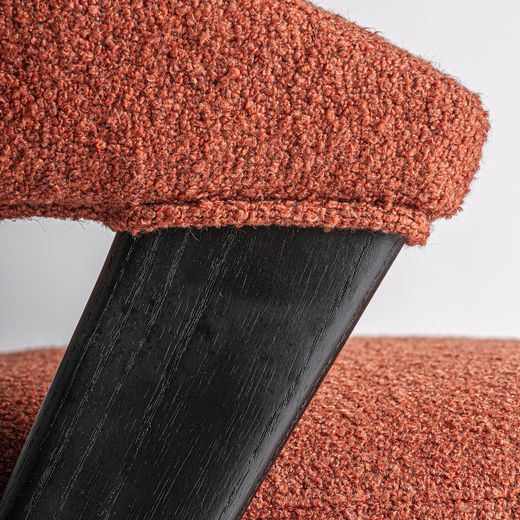 Silla de comedor de tejido de poliéster y madera de roble en terracota, 57 x 60 x 80 cm | Veney