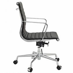 Chaise de bureau à roulettes Ea en métal et cuir noir, 59x63x91/100 cm
