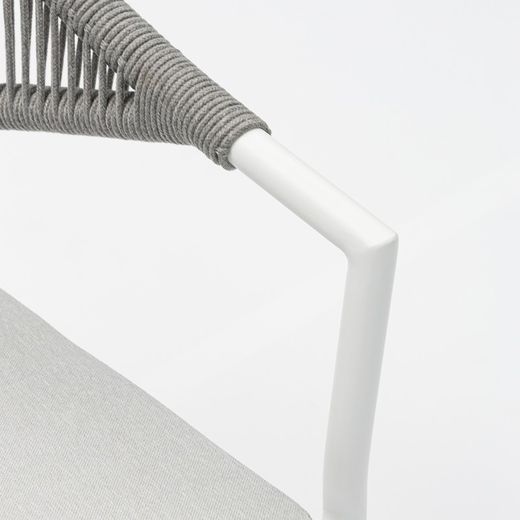 Aluminum and olefin rope garden chair in white and light grey, 57 x 60.5 x 76.5 cm | Ross