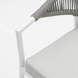Aluminum and olefin rope garden chair in white and light grey, 57 x 60.5 x 76.5 cm | Ross