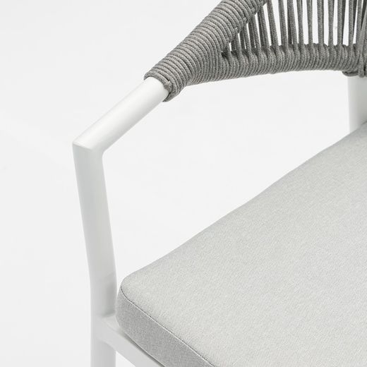 Aluminum and olefin rope garden chair in white and light grey, 57 x 60.5 x 76.5 cm | Ross