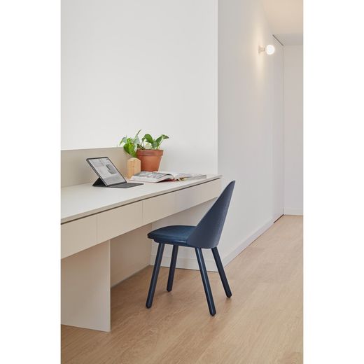 Marineblauer Holzstuhl, 18 x 21 x 32 Zoll | Uma