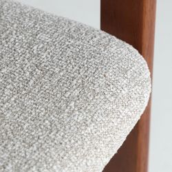 Silla de madera y tejido en marrón y gris, 57 x 56 x 75 cm | Hedel
