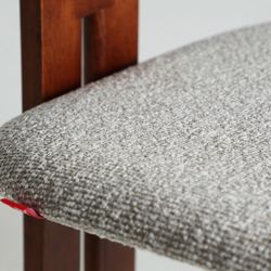 Silla de madera y tejido en marrón y gris, 57 x 56 x 75 cm | Hedel