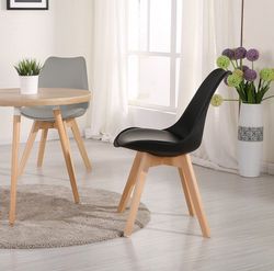 Chaise en polypropylène noir avec coussin et pieds en bois de hêtre 47,5 x 45 x 81 cm