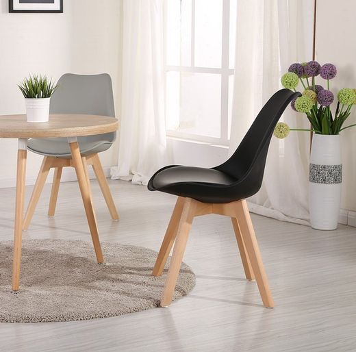 Chaise en polypropylène noir avec coussin et pieds en bois de hêtre 47,5 x 45 x 81 cm