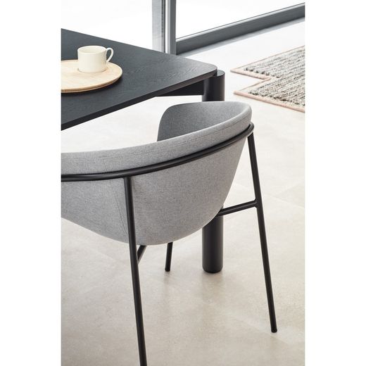 Hellgrauer Stoffstuhl, 59 x 66,5 x 79 cm | Umarmung