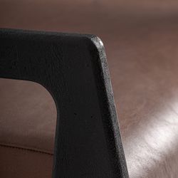 Sillón de madera de acacia y cuero en marrón, 70 x 77 x 72 cm | Beslon