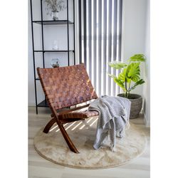 Fåtölj i teak och brunt läder, 74 x 66 x 73 cm | Perugia