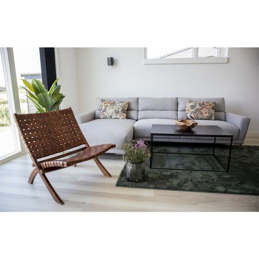 Fåtölj i teak och brunt läder, 74 x 66 x 73 cm | Perugia