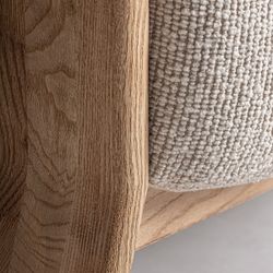 Sillón de tejido de poliéster y madera de roble en marrón, 92 x 100 x 82 cm | Nara