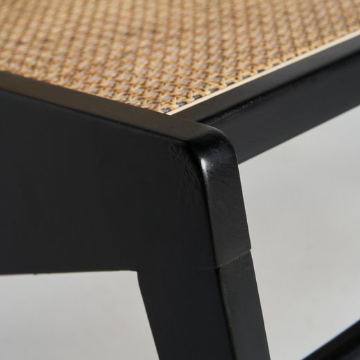 Seon fåtölj i almträ i svart/natur, 62 x 80 x 57 cm