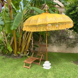 Parasol balinais en polyester et bois jaune et doré, 185 x 185 x 245 cm | Nirvana