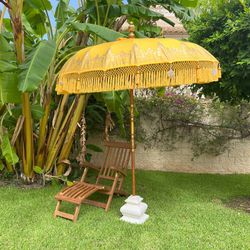 Parasol balinais en polyester et bois jaune et doré, 185 x 185 x 245 cm | Nirvana
