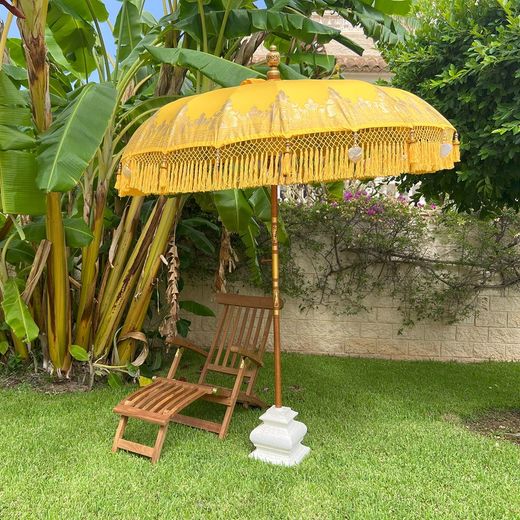 Parasol balinais en polyester et bois jaune et doré, 185 x 185 x 245 cm | Nirvana