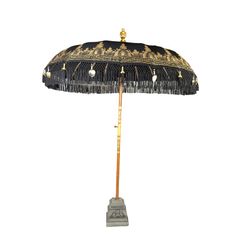 Balinese parasol van polyester en hout in zwart en goud, 185 x 185 x 245 cm | Nirvana