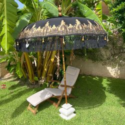 Balinese parasol van polyester en hout in zwart en goud, 185 x 185 x 245 cm | Nirvana