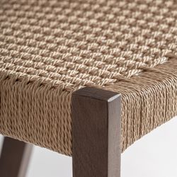 Taburete alto de madera de roble y fibra natural en marrón, 45 x 53 x 96 cm | Flaeh