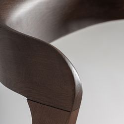 Taburete alto de madera de roble y fibra natural en marrón, 45 x 53 x 96 cm | Flaeh