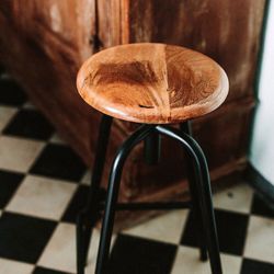 High stool in wood and steel in black and natural, 42 x 42 x 75 cm | Sanderson