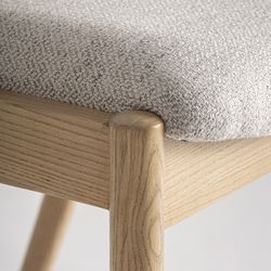 Hög pall i polyestertyg och askträ i beige, 54 x 55 x 92 cm | Namur
