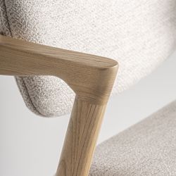 Hög pall i polyestertyg och askträ i beige, 54 x 55 x 92 cm | Namur
