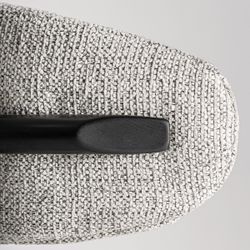 Hög pall i polyestertyg och askträ i grått, 58 x 57 x 107 cm | Erlec
