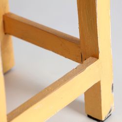 Niedriger Hocker aus Mahagoniholz ​​in Senfgelb und Natur, 30 x 30 x 48 cm | Sauris