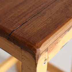 Niedriger Hocker aus Mahagoniholz ​​in Senfgelb und Natur, 30 x 30 x 48 cm | Sauris