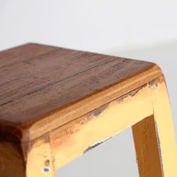 Niedriger Hocker aus Mahagoniholz ​​in Senfgelb und Natur, 30 x 30 x 48 cm | Sauris