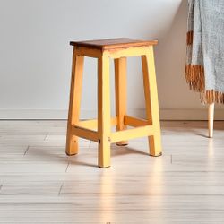 Niedriger Hocker aus Mahagoniholz ​​in Senfgelb und Natur, 30 x 30 x 48 cm | Sauris