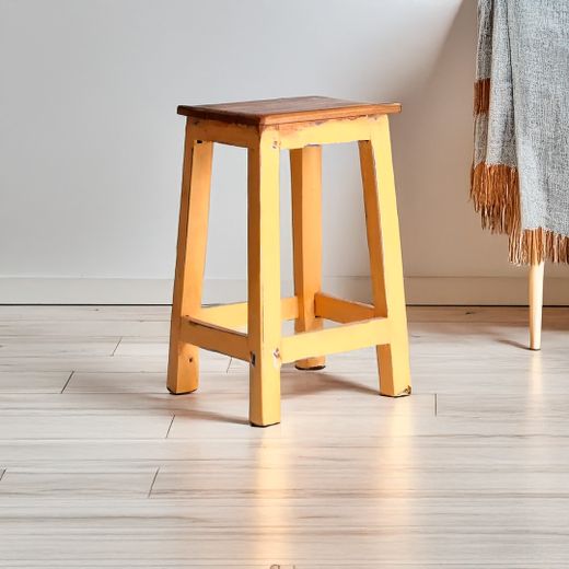 Niedriger Hocker aus Mahagoniholz ​​in Senfgelb und Natur, 30 x 30 x 48 cm | Sauris