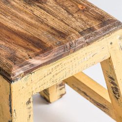 Tabouret bas en bois d'acajou couleur moutarde, 30 x 30 x 29 cm | Buzet