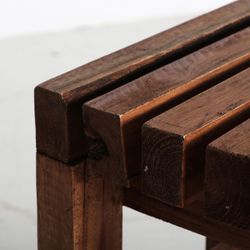 Taburete de madera de mahogany en marrón, 30 x 30 x 45 cm | Akviran