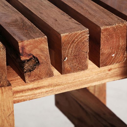 Taburete de madera de mahogany en marrón, 30 x 30 x 45 cm | Akviran