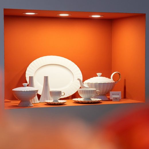 Porseleinen koffiekop en schotel in wit en goud, 12,2 x 12,2 x 6,6 cm | 200 jaar