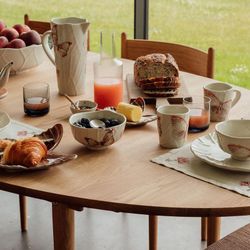 Πήλινη κούπα σε μπεζ και πολύχρωμη, 12,6 x 9,5 x 10 cm | Συννεφιασμένες πεταλούδες