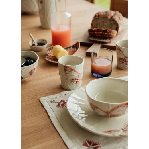 Πήλινη κούπα σε μπεζ και πολύχρωμη, 12,6 x 9,5 x 10 cm | Συννεφιασμένες πεταλούδες