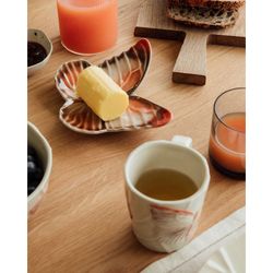 Πήλινη κούπα σε μπεζ και πολύχρωμη, 12,6 x 9,5 x 10 cm | Συννεφιασμένες πεταλούδες