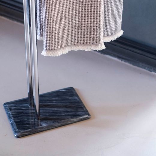 Podwójny wieszak na ręczniki chrom/czarny marmur w kształcie litery L, 50x20x83cm