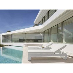 Solstol i aluminium och vitt tyg, 80 x 190 x 38 cm | Nyland