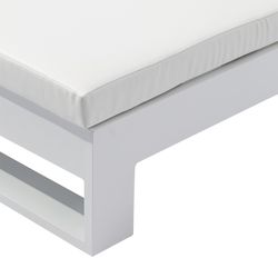 Solstol i aluminium och vitt tyg, 80 x 190 x 38 cm | Nyland