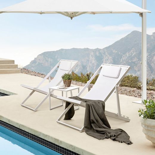 Solstol i aluminium och textil i vitt, 64 x 128 x 81 cm | Davis