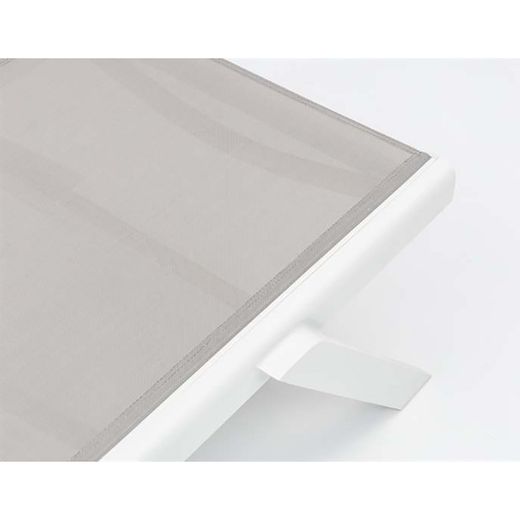 Solstol i aluminium och textil i vitt och ljusgrå, 72 x 198 x 35 / 101 cm | Köpcenter