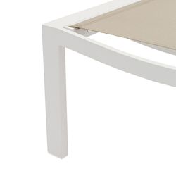 Solstol i aluminium och textil i vitt och taupe, 75 x 200 x 34 cm | bangor